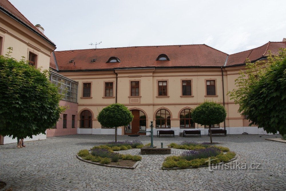 nel cortile del castello