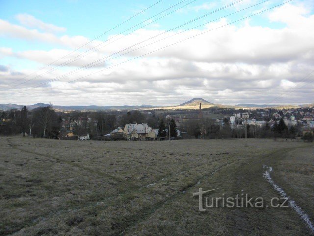 在 Kamenický hradek 后面的 Zámecký vrch