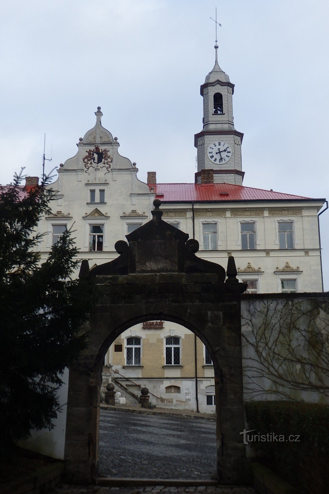 Para o castelo em Benešov nad Ploučnicí