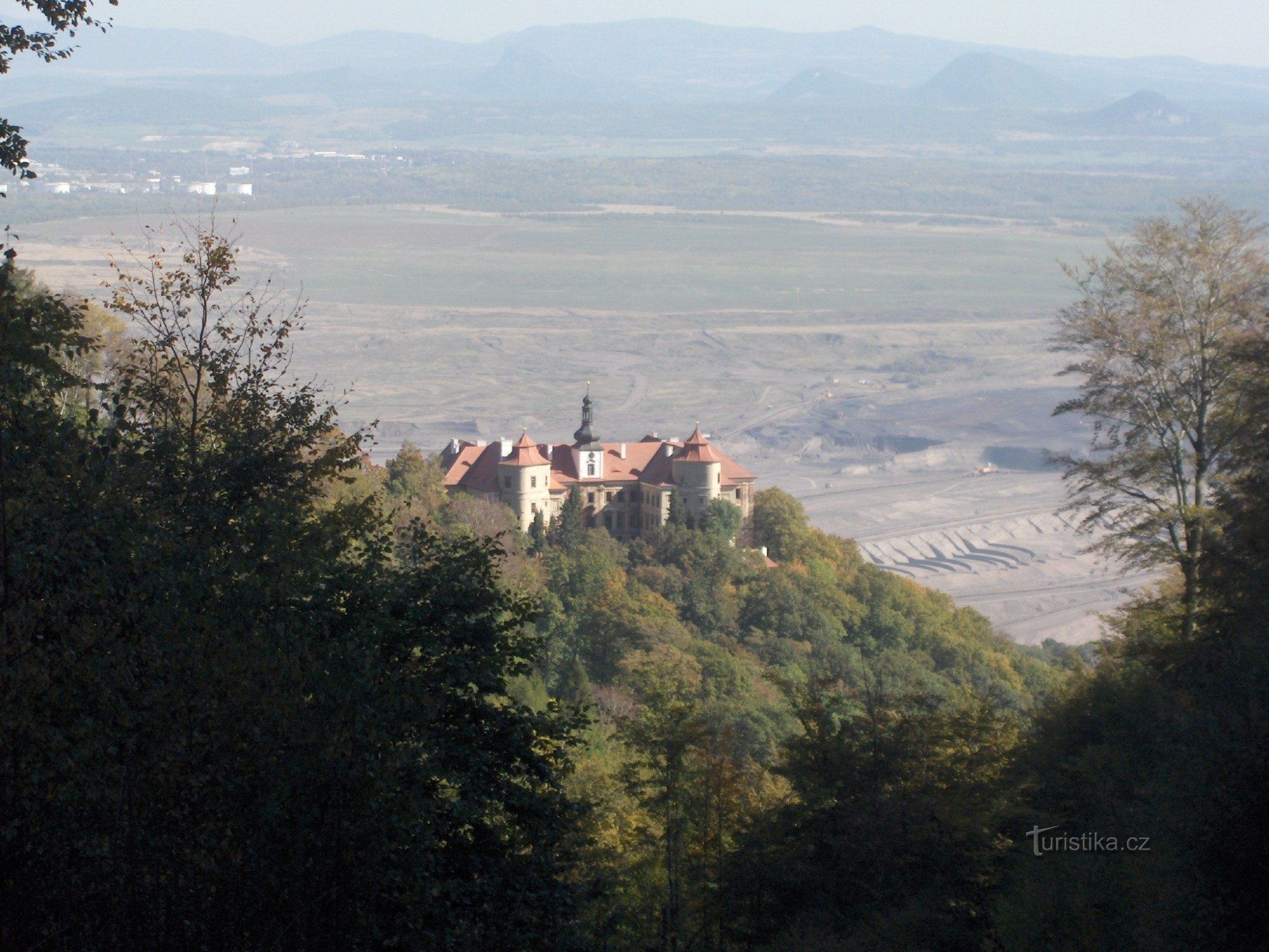 Till Jezeří slott från Horní Jiřetín
