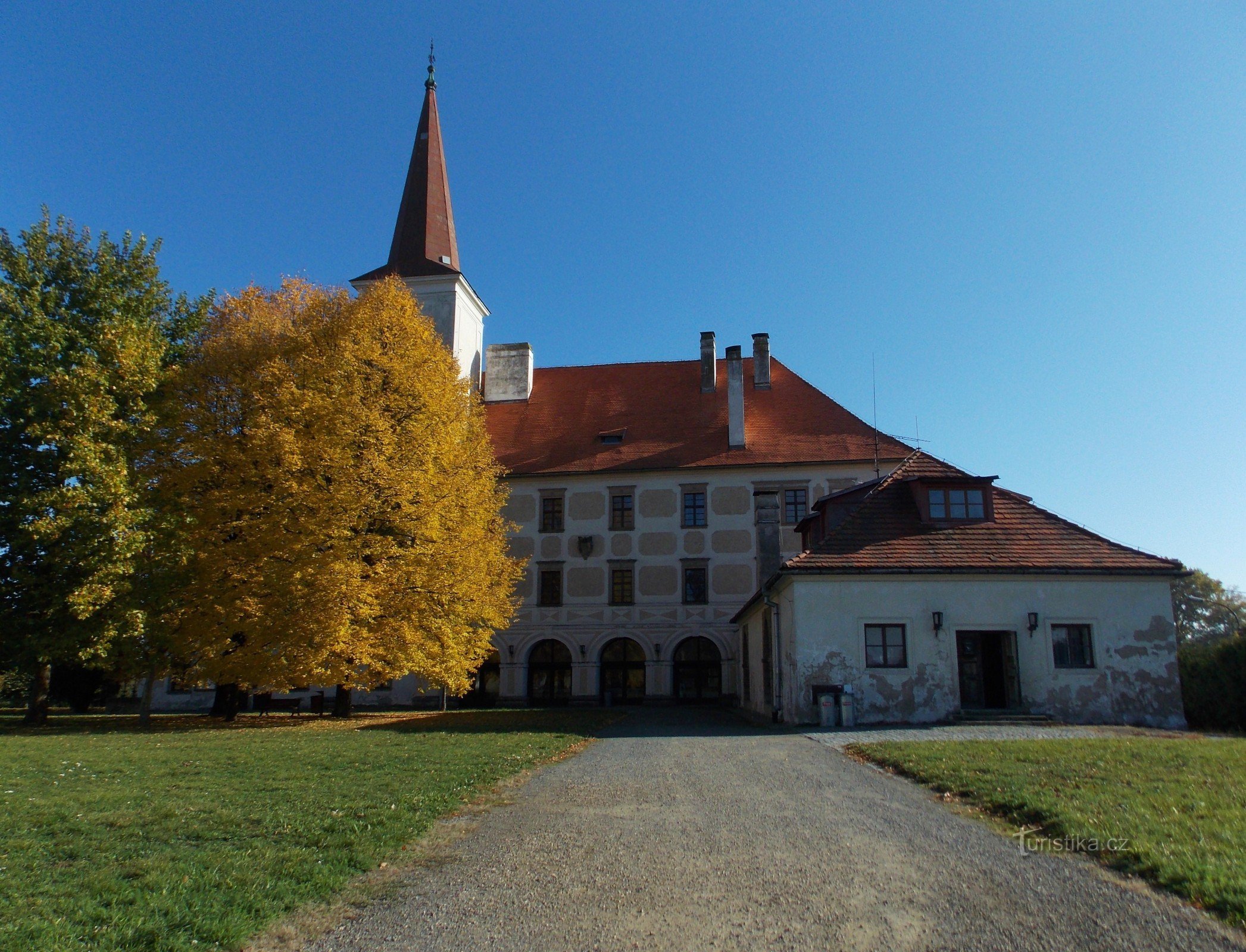 Para o castelo do rei Ječmínek em Chropyn