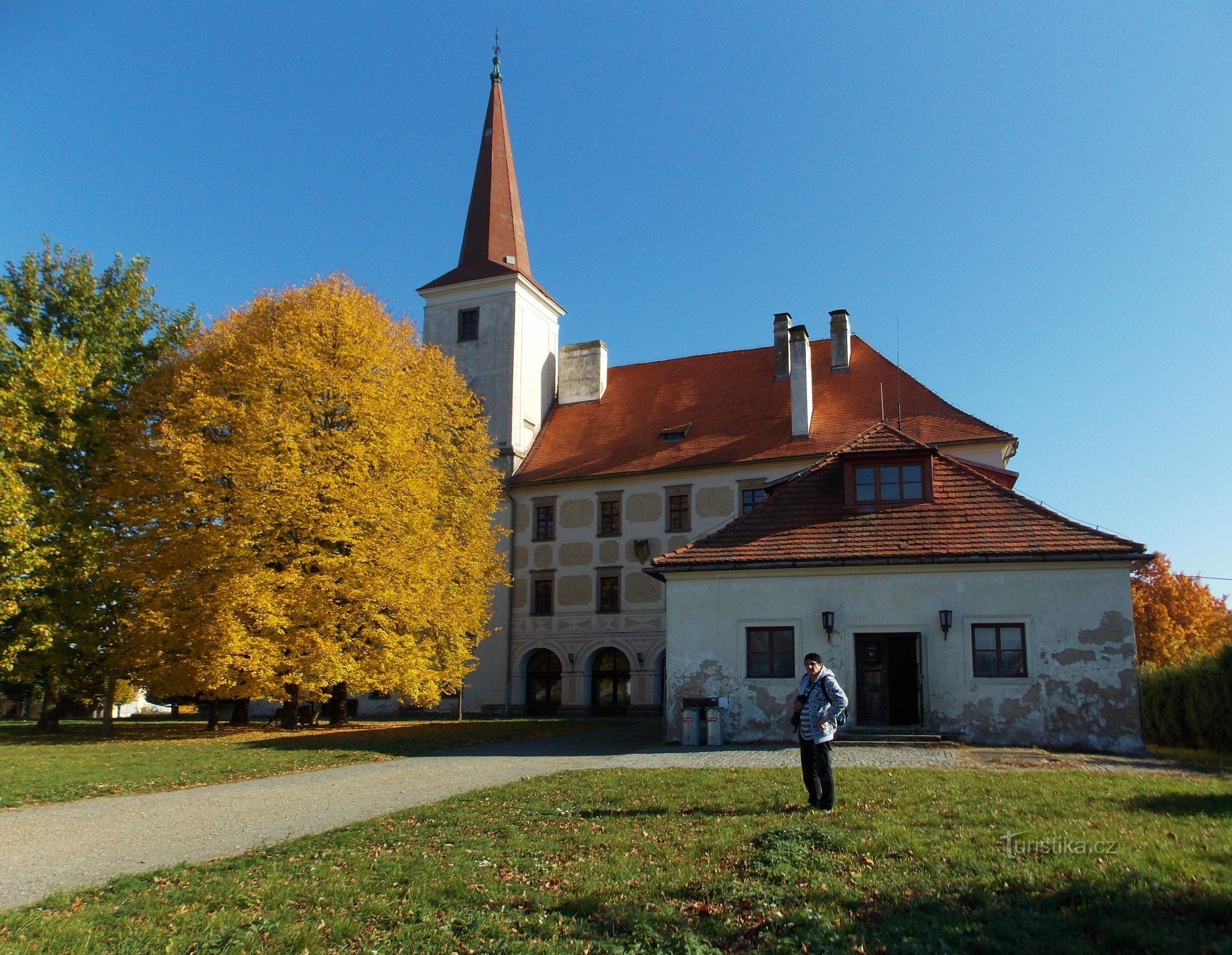 Para o castelo do rei Ječmínek em Chropyn