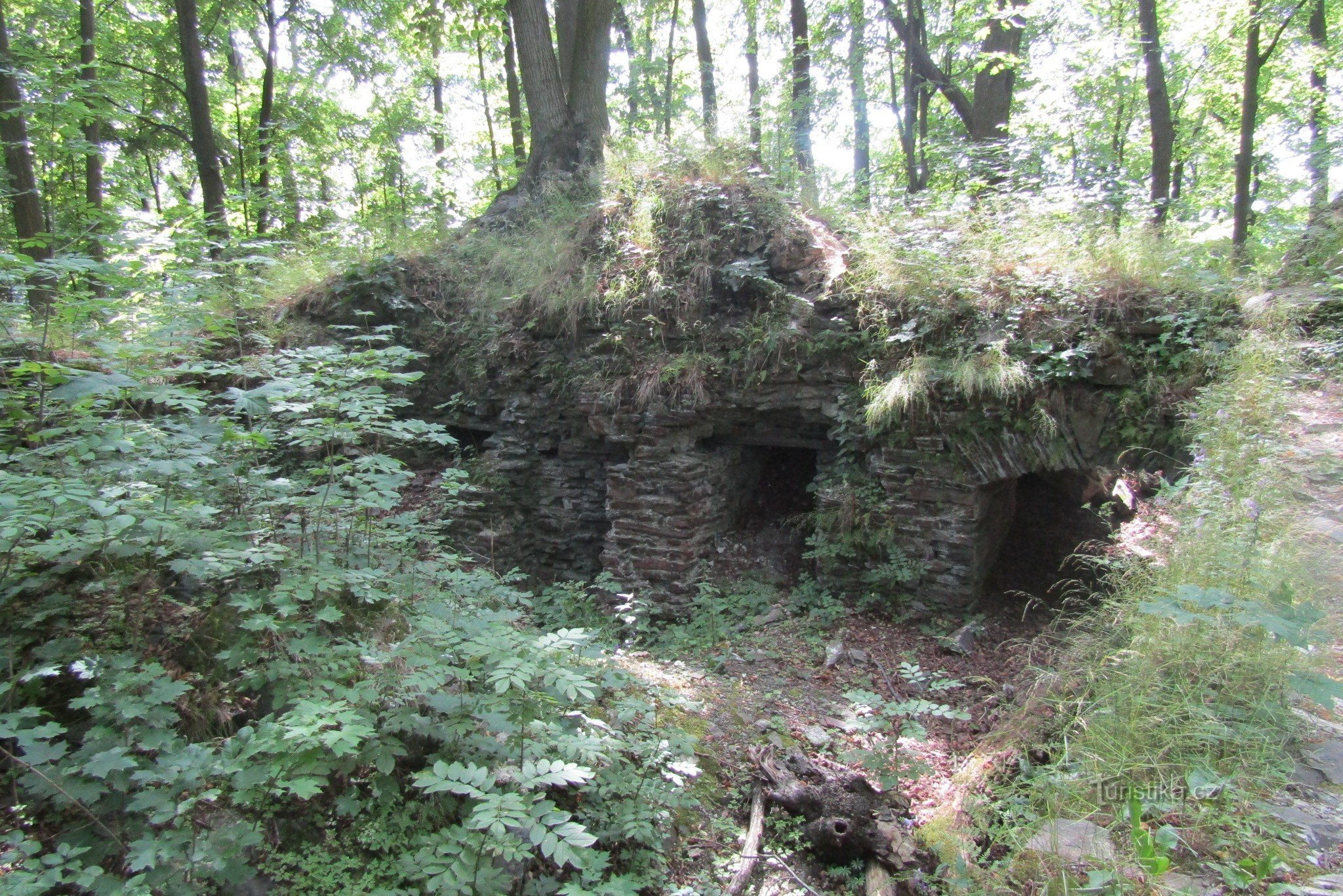 Para as ruínas do Castelo Drahotuš