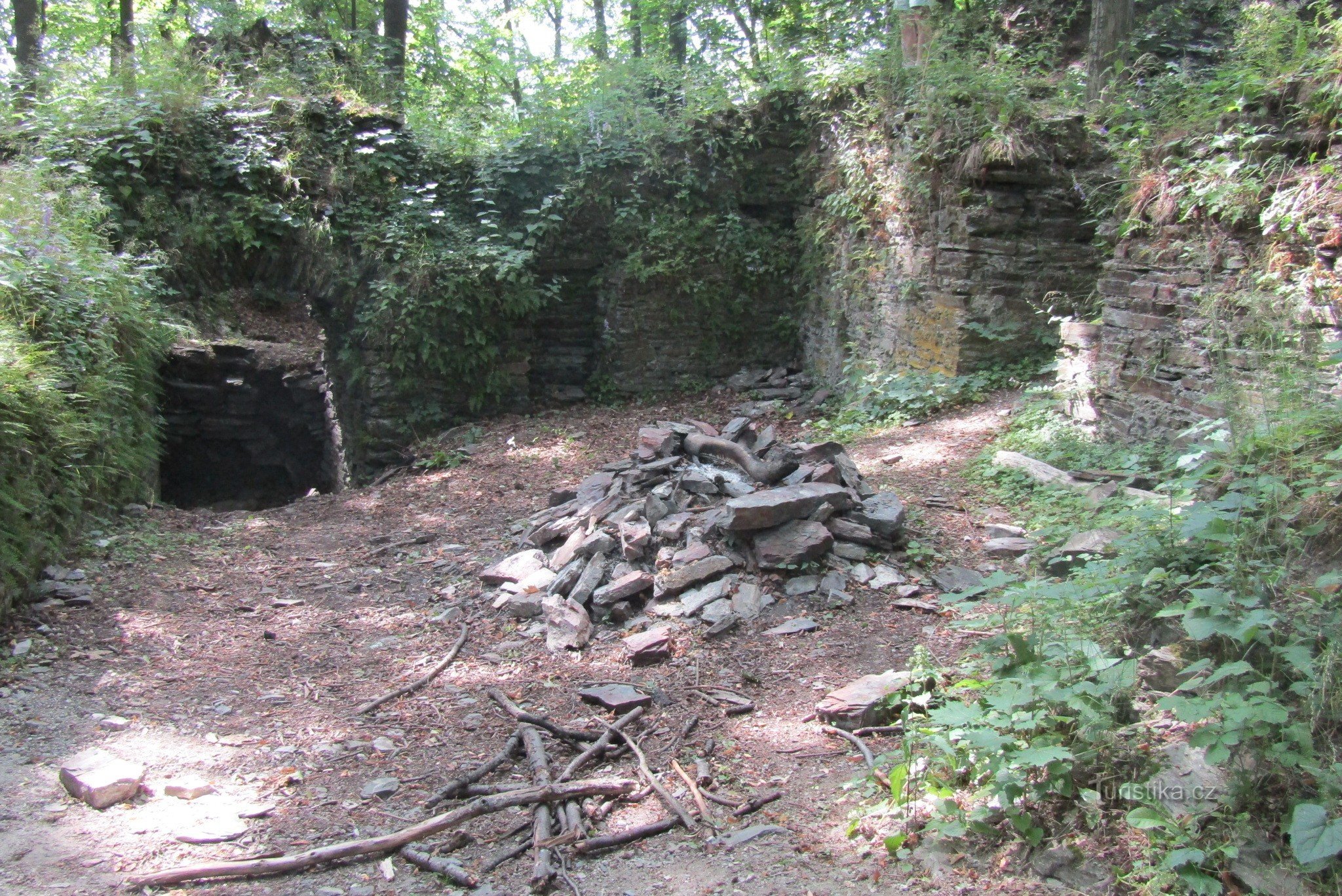 Naar de ruïnes van het kasteel van Drahotuš