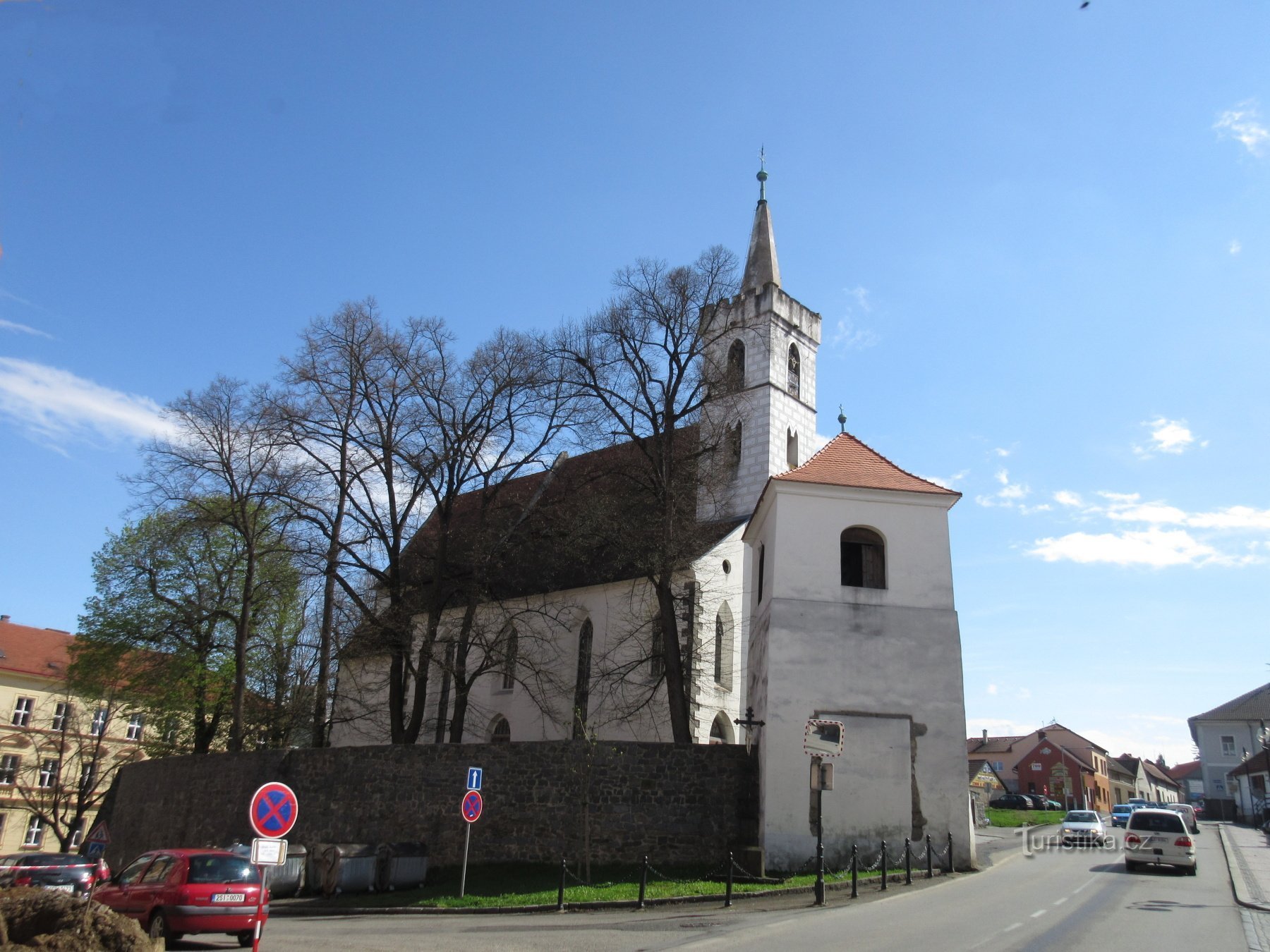 Auf dem Glockenturm ist der Steinrahmen der ursprünglichen Zugbrücke zu sehen