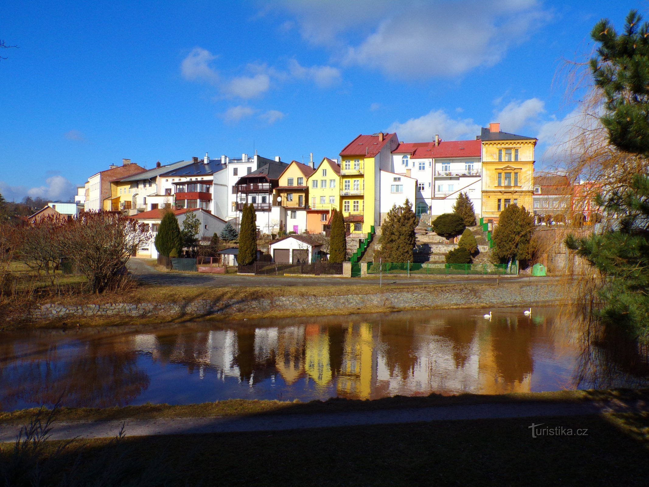 O aterro do Elba em Jaroměř (12.2.2022/XNUMX/XNUMX, o hotel Pošta está localizado na parte esquerda e tem um mod