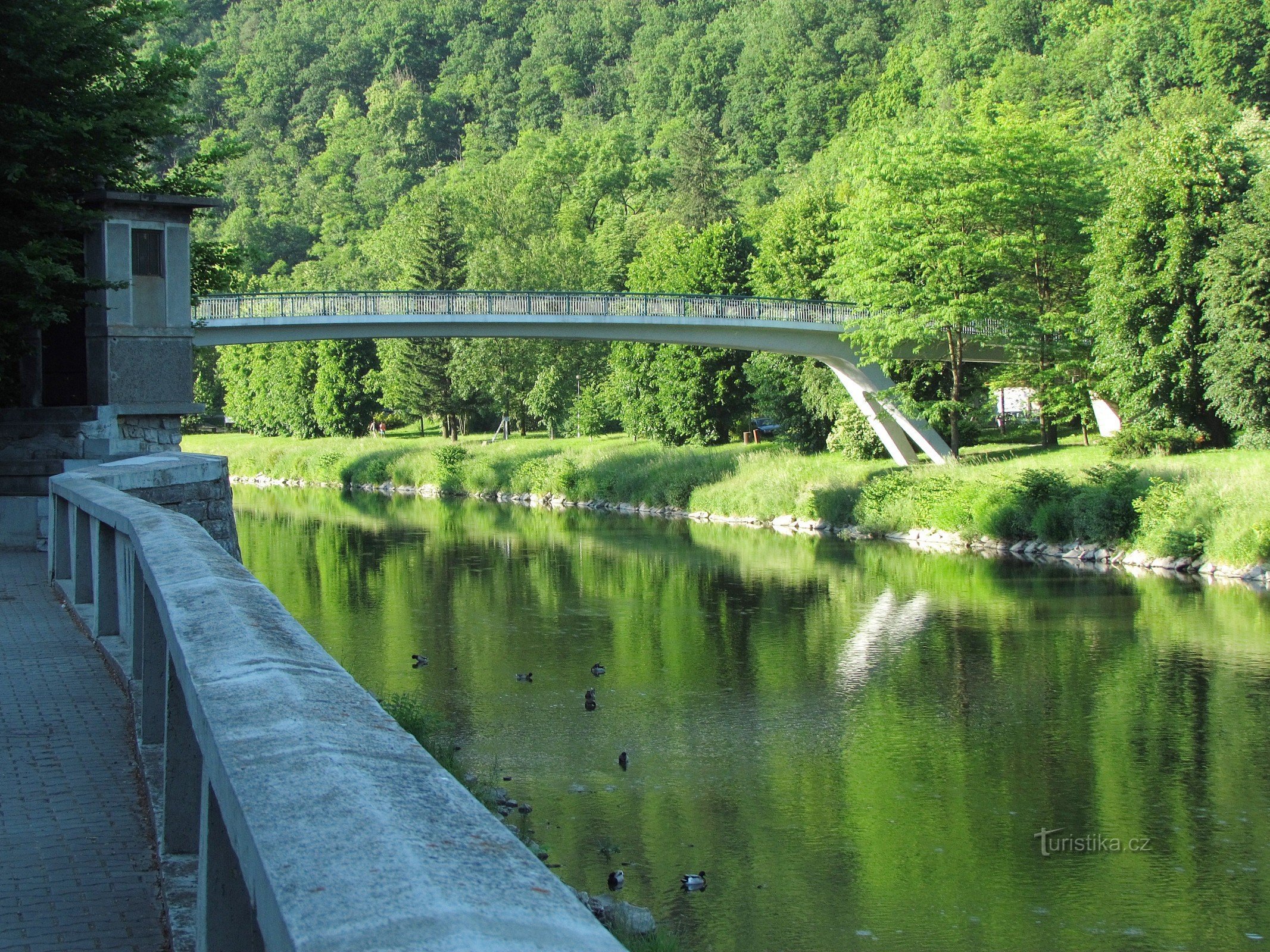 De dijk van de Teplic nad Bečvou spa