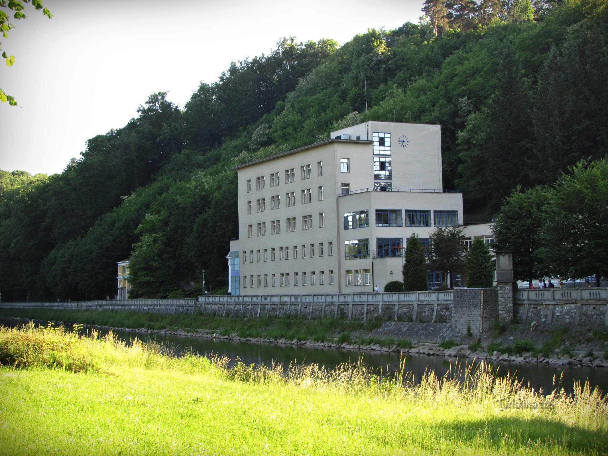 De dijk van de Teplic nad Bečvou spa