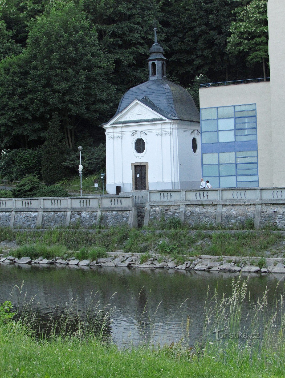 De dijk van de Teplic nad Bečvou spa