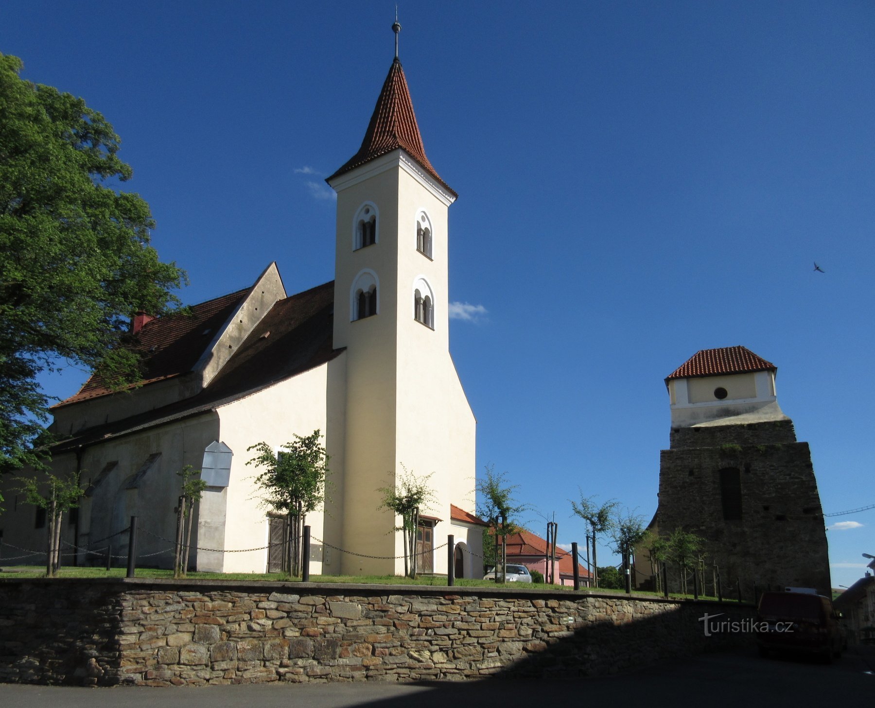 Načeradec – kirkko ja linnoitus