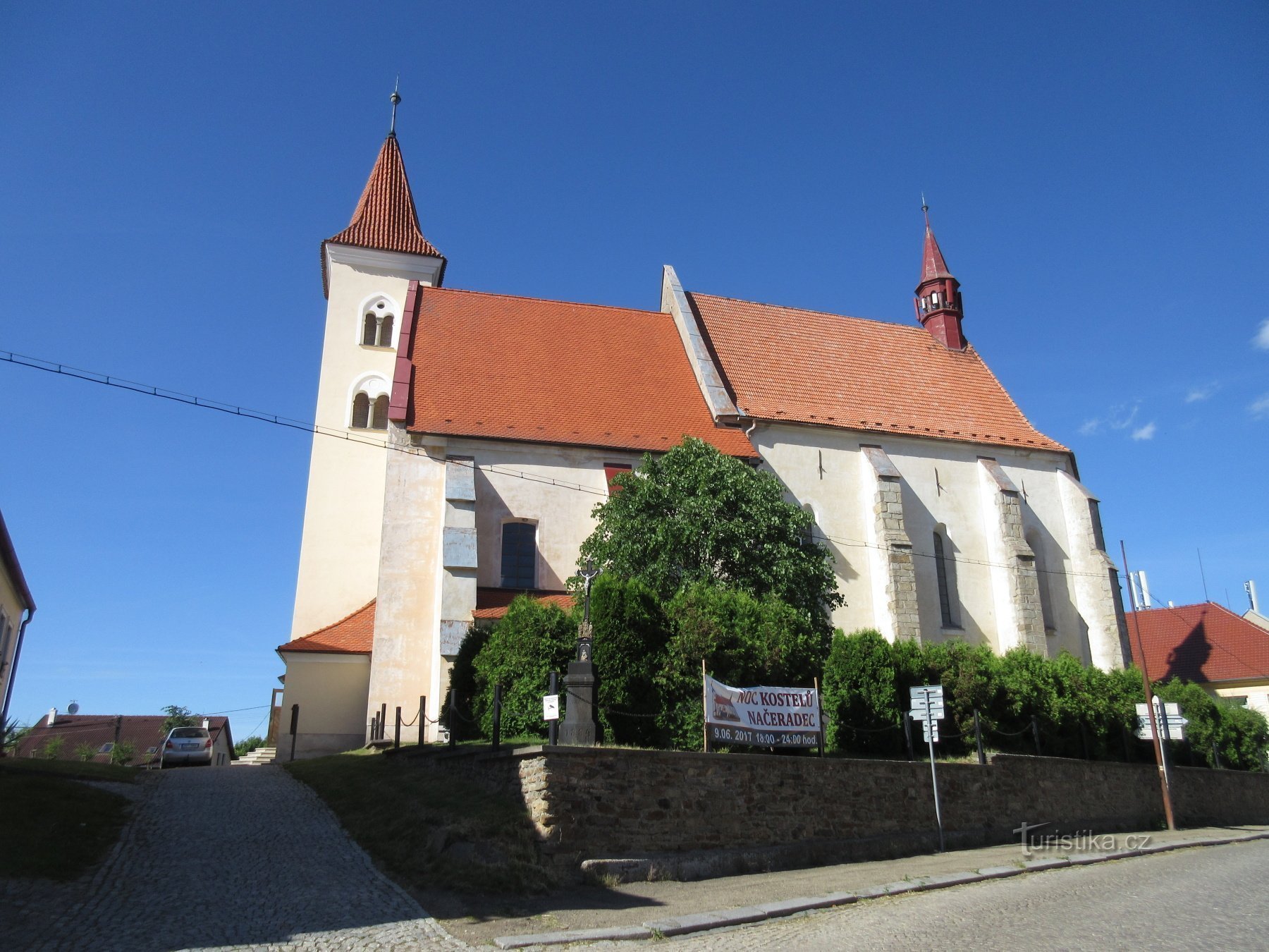 Načeradec – iglesia y fortaleza