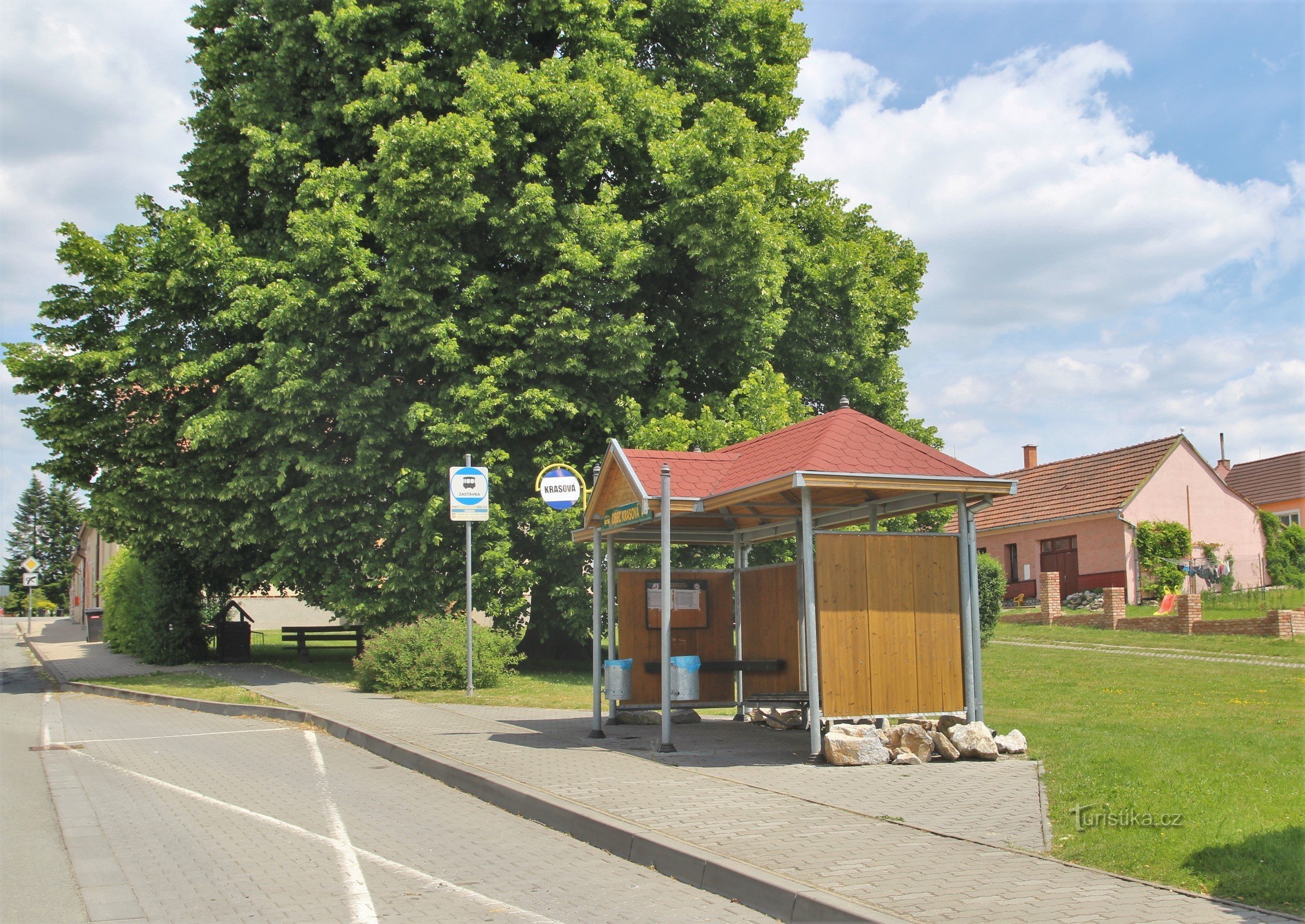 Nalazi se u neposrednoj blizini autobusnog stajališta