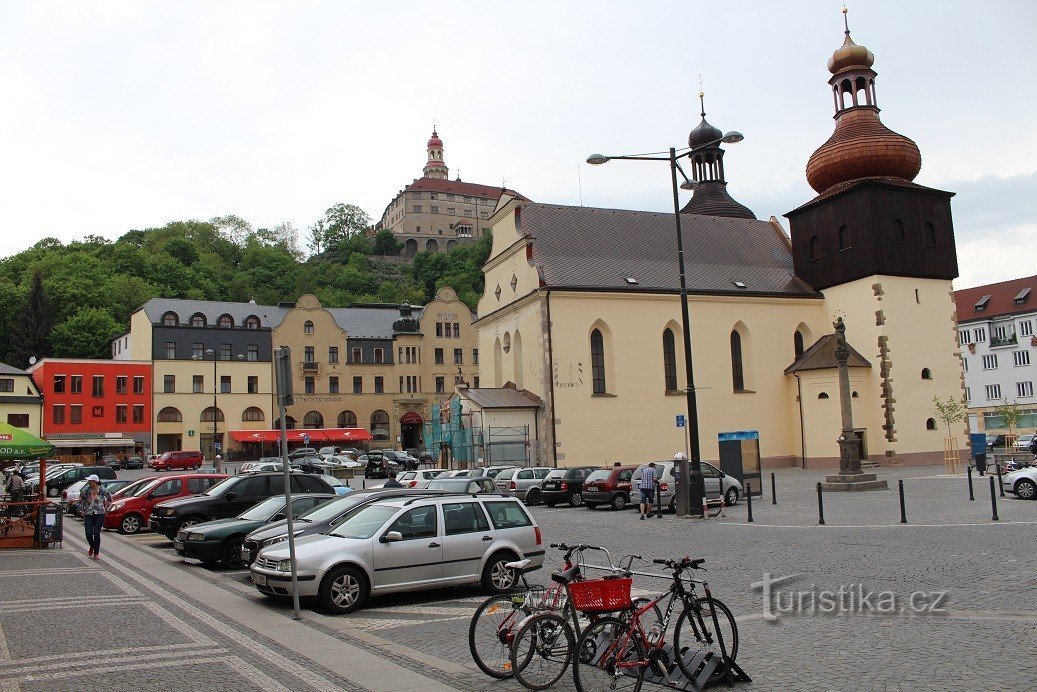 Náchod, kyrkan St. Lawrence och slottet