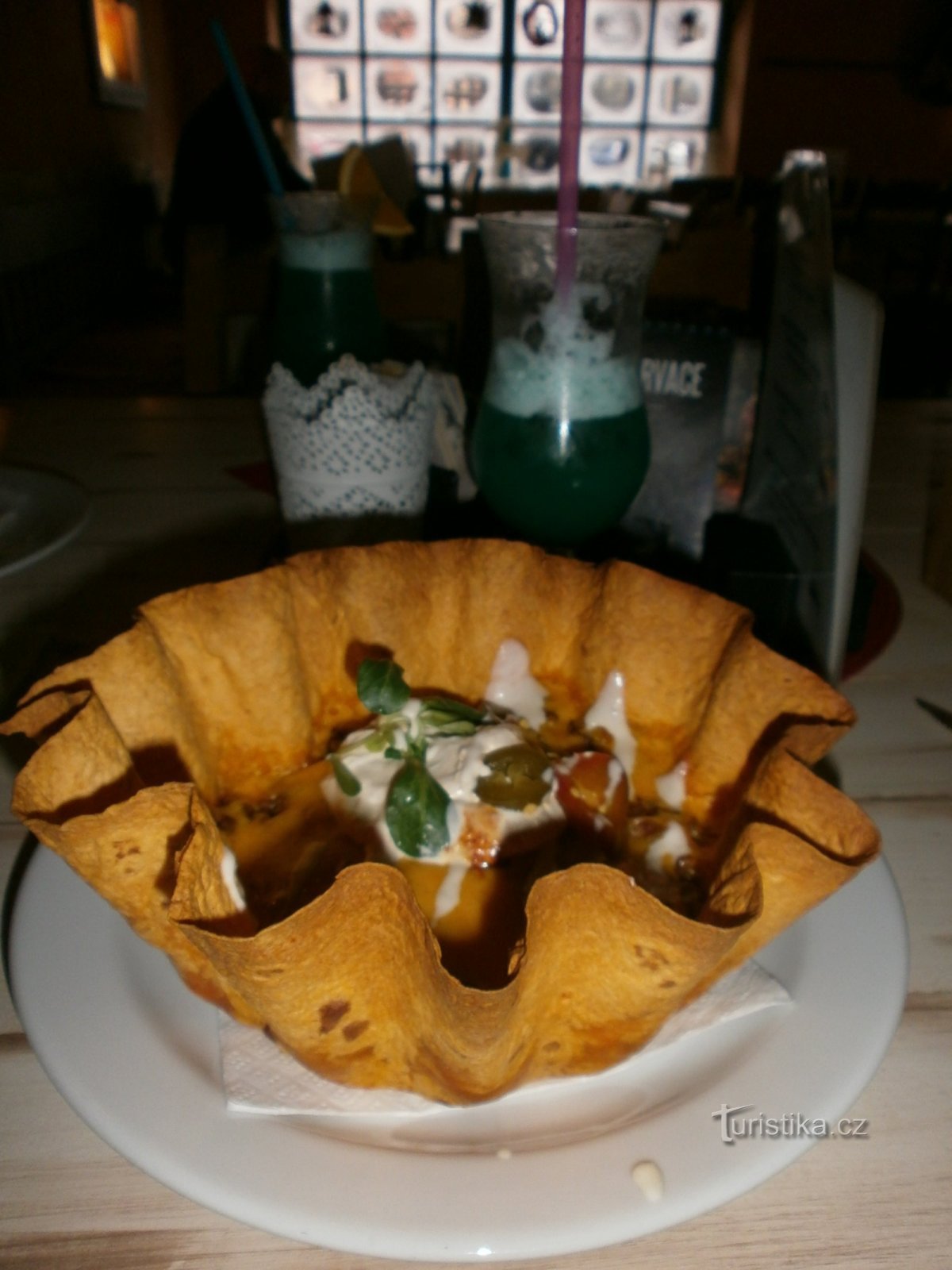 NACHOS ESTILO DE CASA and a mixed drink in the background