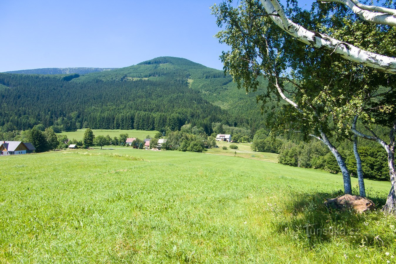 Nad Filipovicami se dvigata Točník in rahlo skrita Červená hora