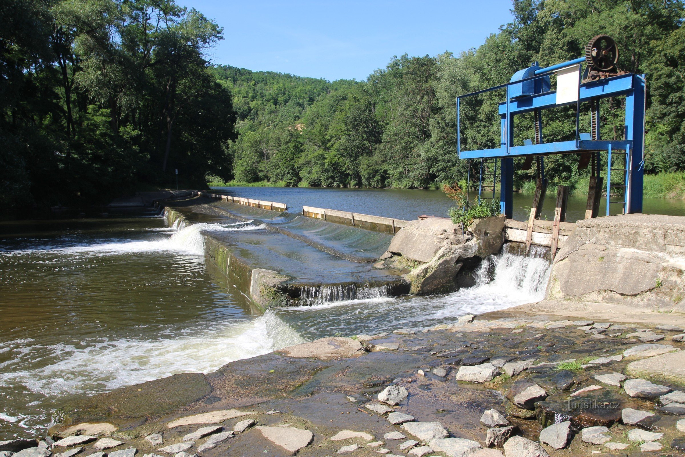 Au-dessus du déversoir, il y a une vaste surface d'eau propice à la baignade