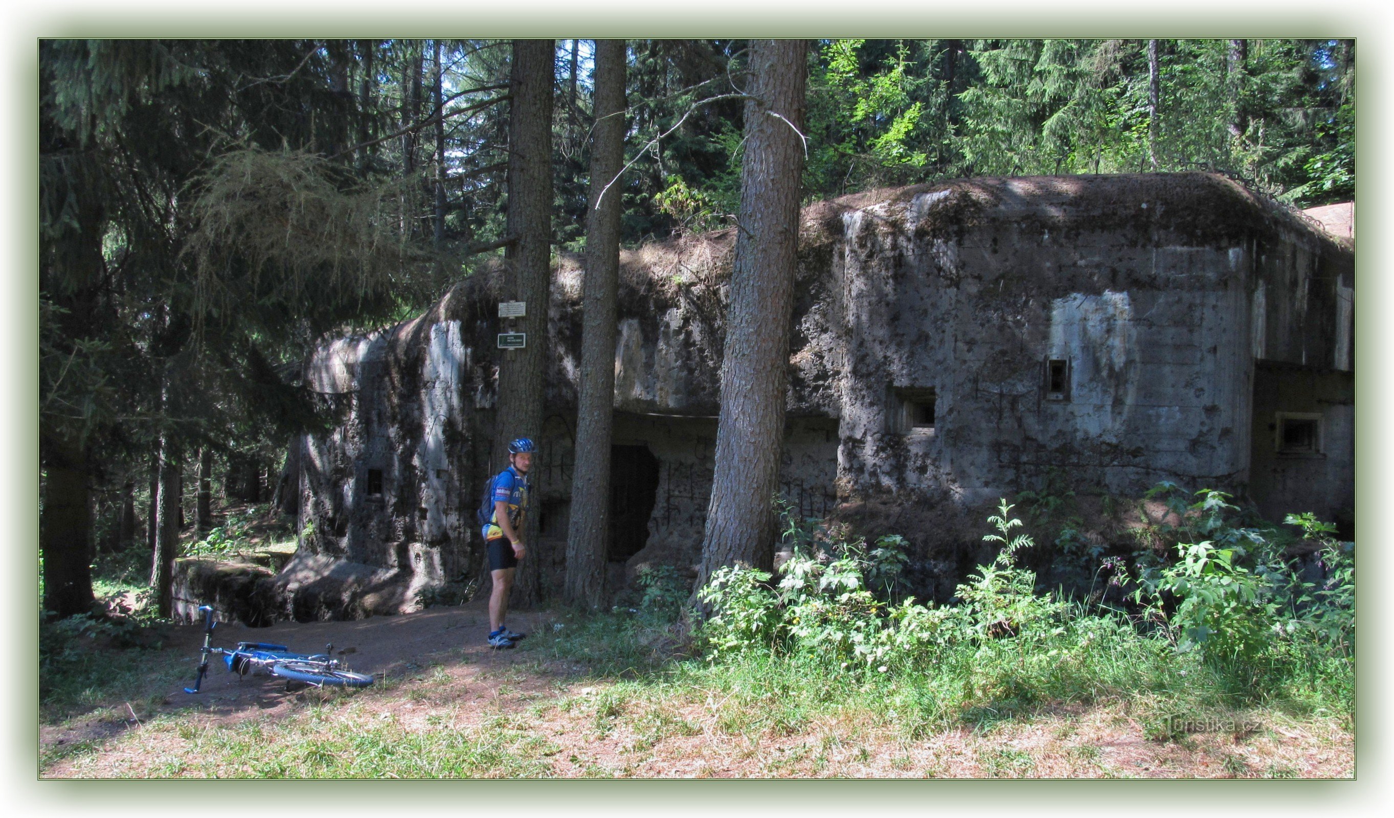 Au-dessus du blockhaus d'infanterie