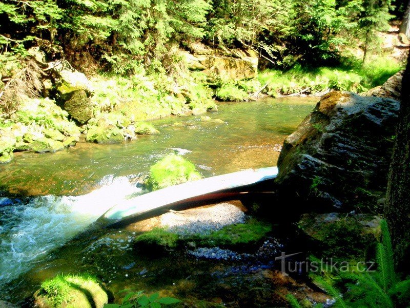 Oberhalb des Flusses Kamenice