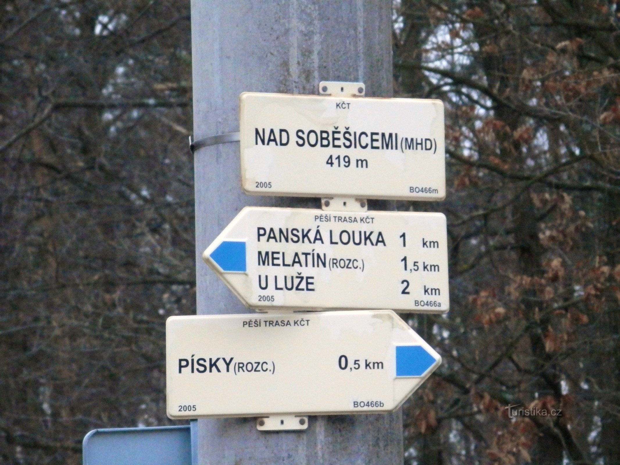 Nad Soběšicemi (公共交通機関) - マークされた観光ルートの分岐点