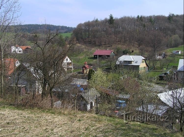 boven het dorp: Op de route richting Na pisečném, Lukov.