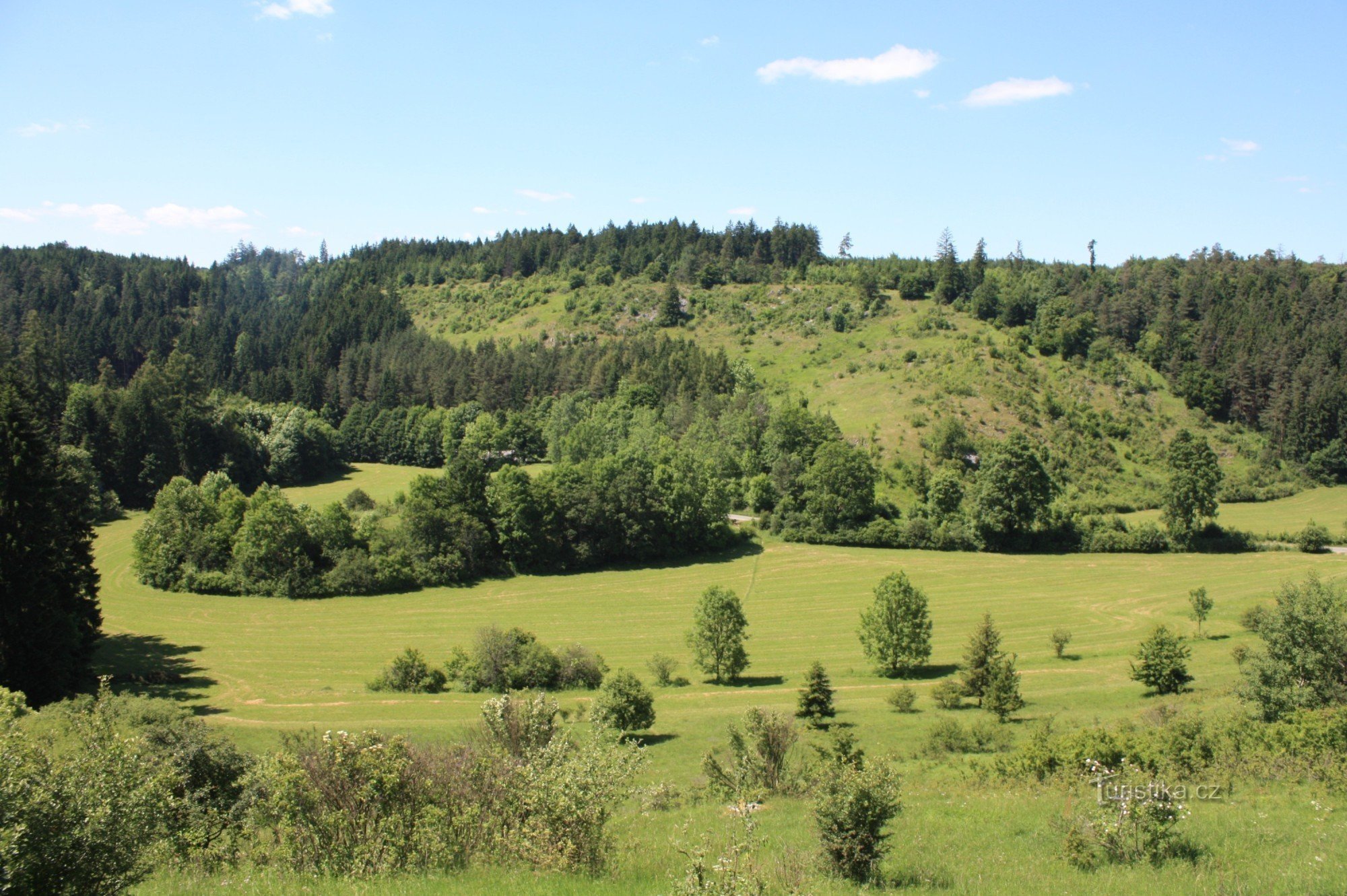 Macošská straň は、Vilémovice ベンドの上にある岩の多い草原です。