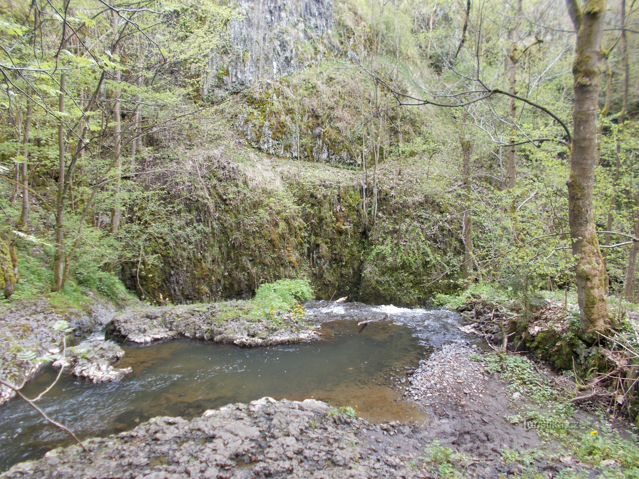 acima da cachoeira