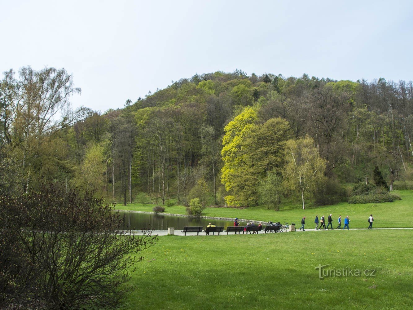 A kastélypark felett