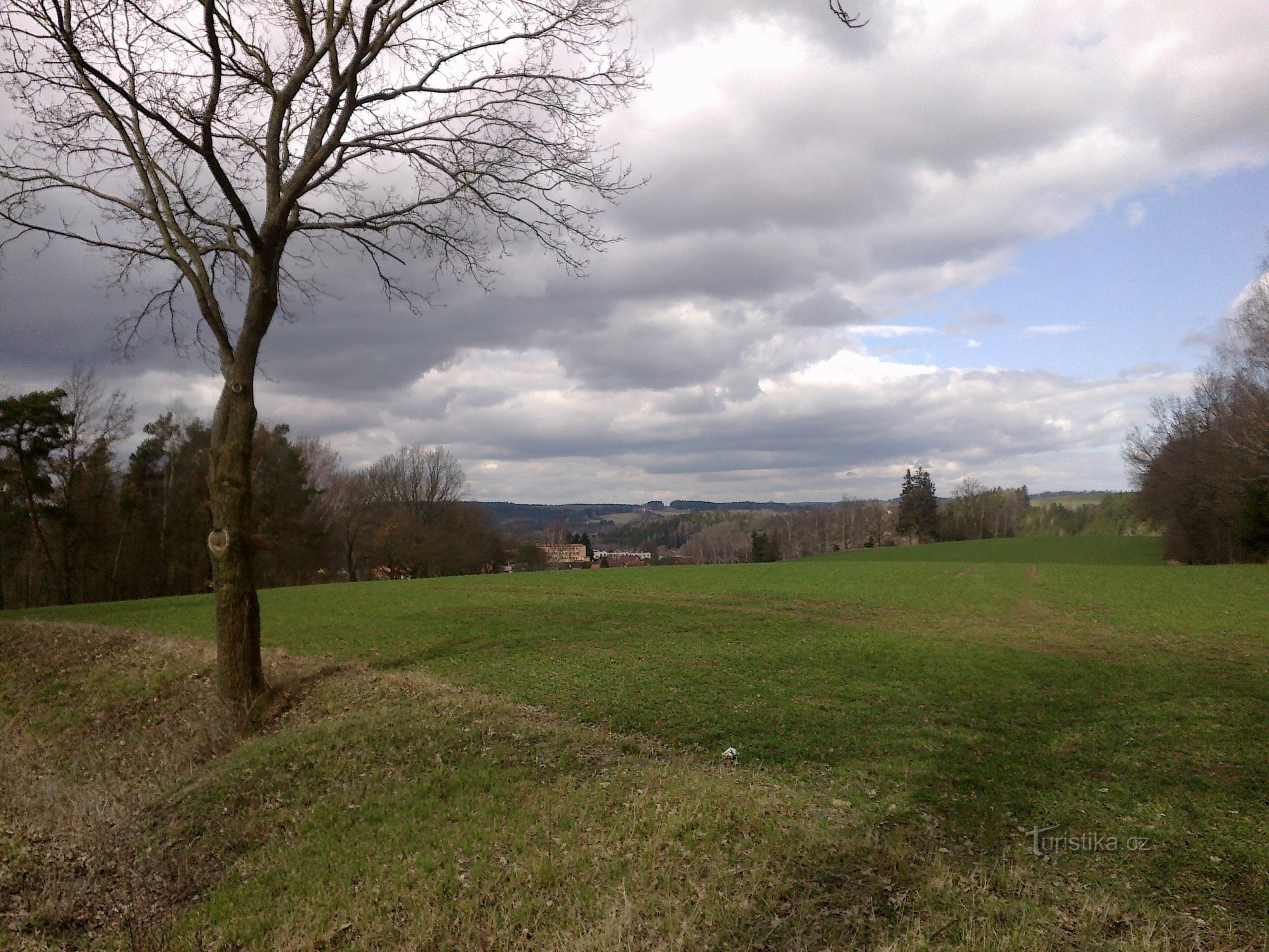 Nad Želivom - vremenski jambor na obzorju.