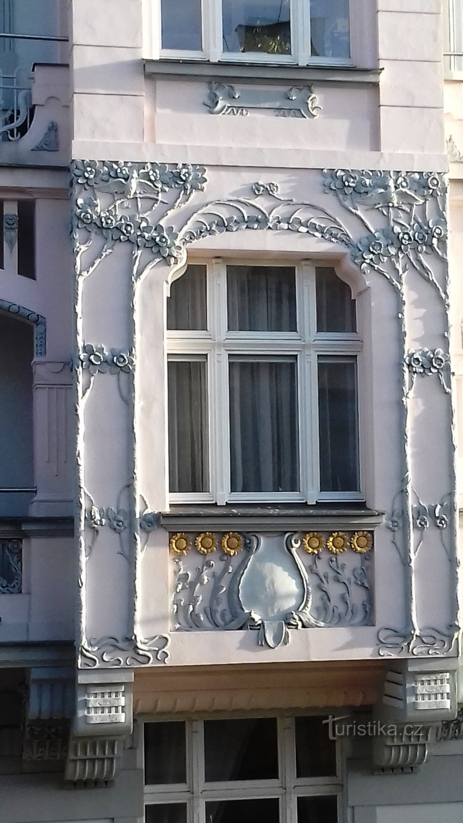 bela decoração em estuque no primeiro andar