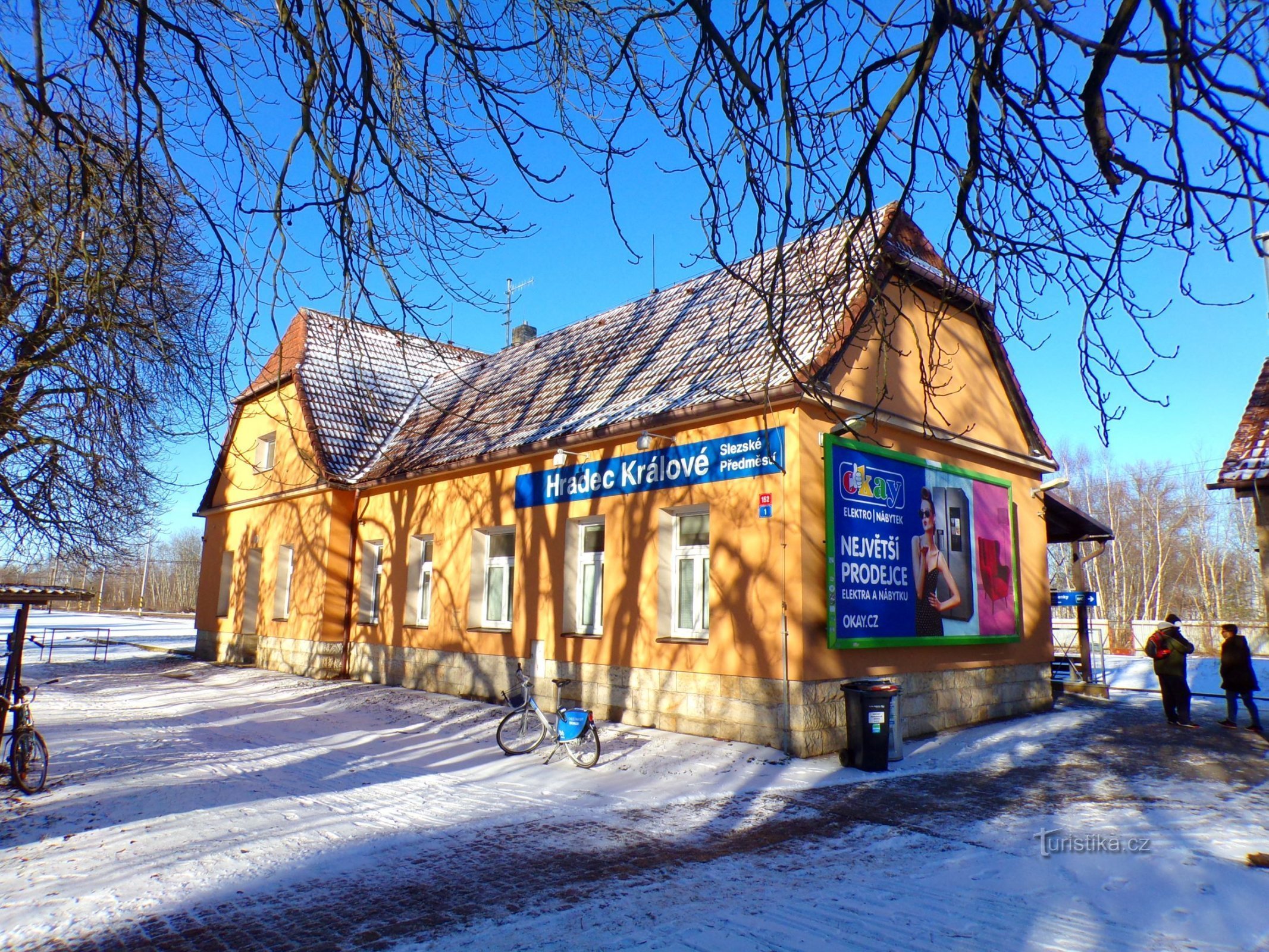 Estación de tren en los suburbios de Silesia (Hradec Králové, 21.1.2022)