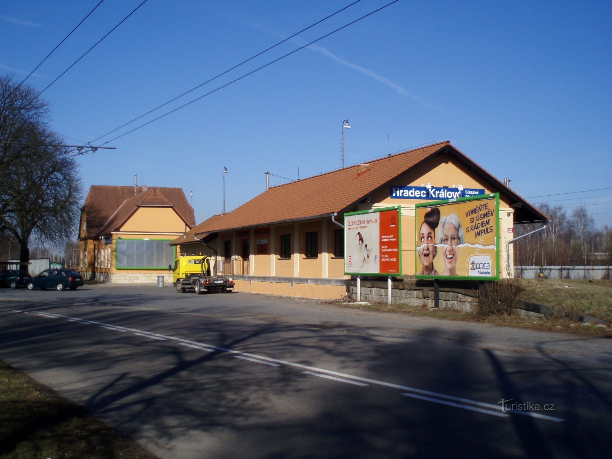 Estación de tren en los suburbios de Silesia (Hradec Králové, 24.3.2011)