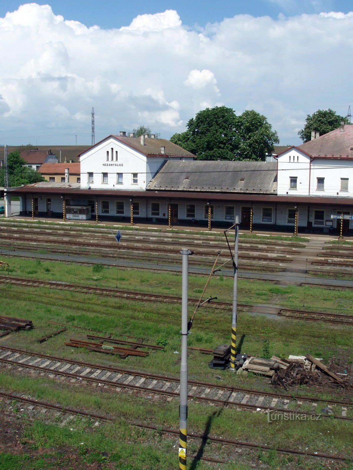 Nezamyslice järnvägsstation från hyreshuset