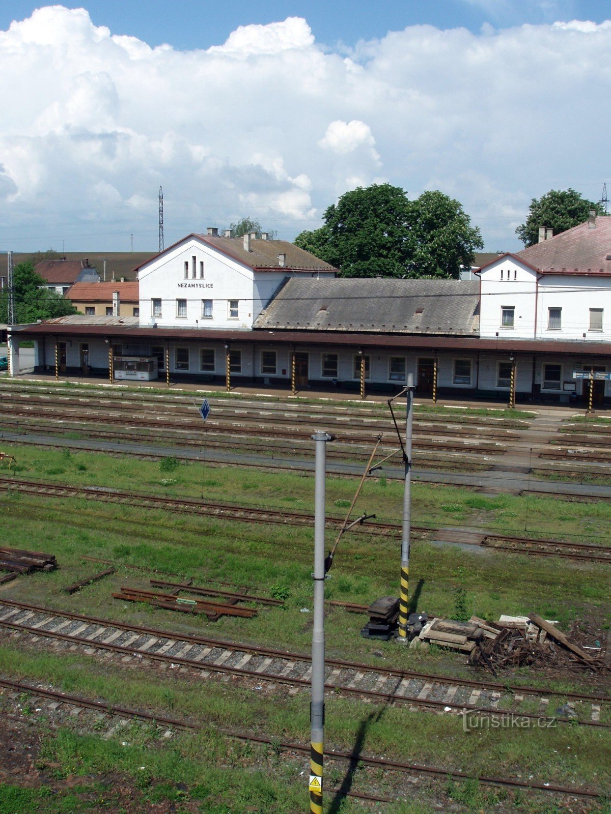 Estación de tren de Nezamyslice desde el edificio de apartamentos