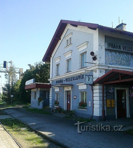 プラハ - ヴェレスラヴィーン鉄道駅