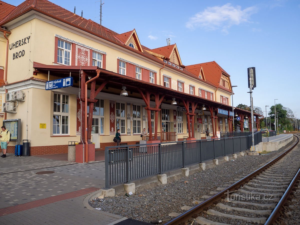 Een station met folkloristische elementen