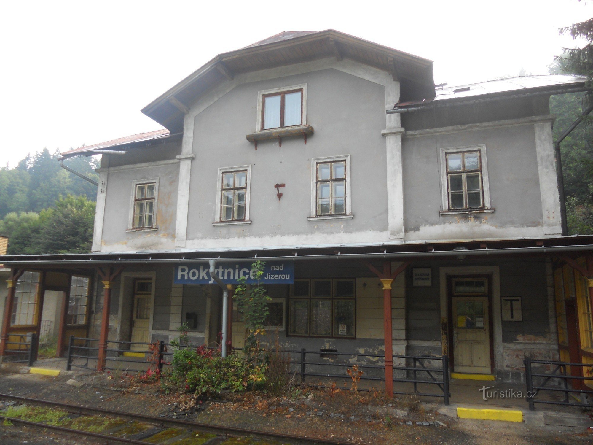 La estación de tren de Rokytnica nad Jizerou.