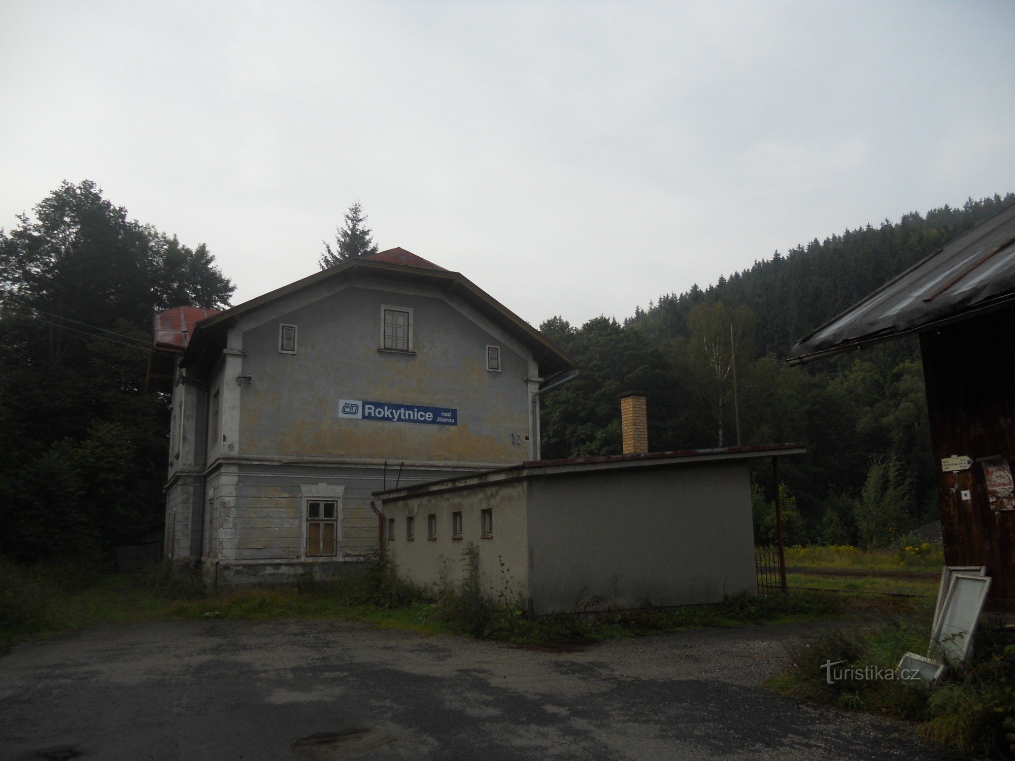 Rokytnica nad Jizerou の鉄道駅。