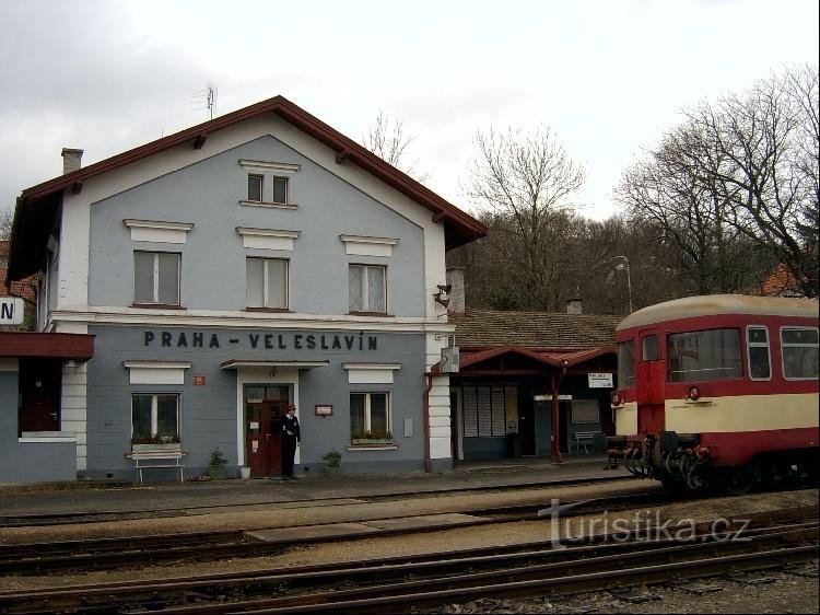estação ferroviária de Veleslavín