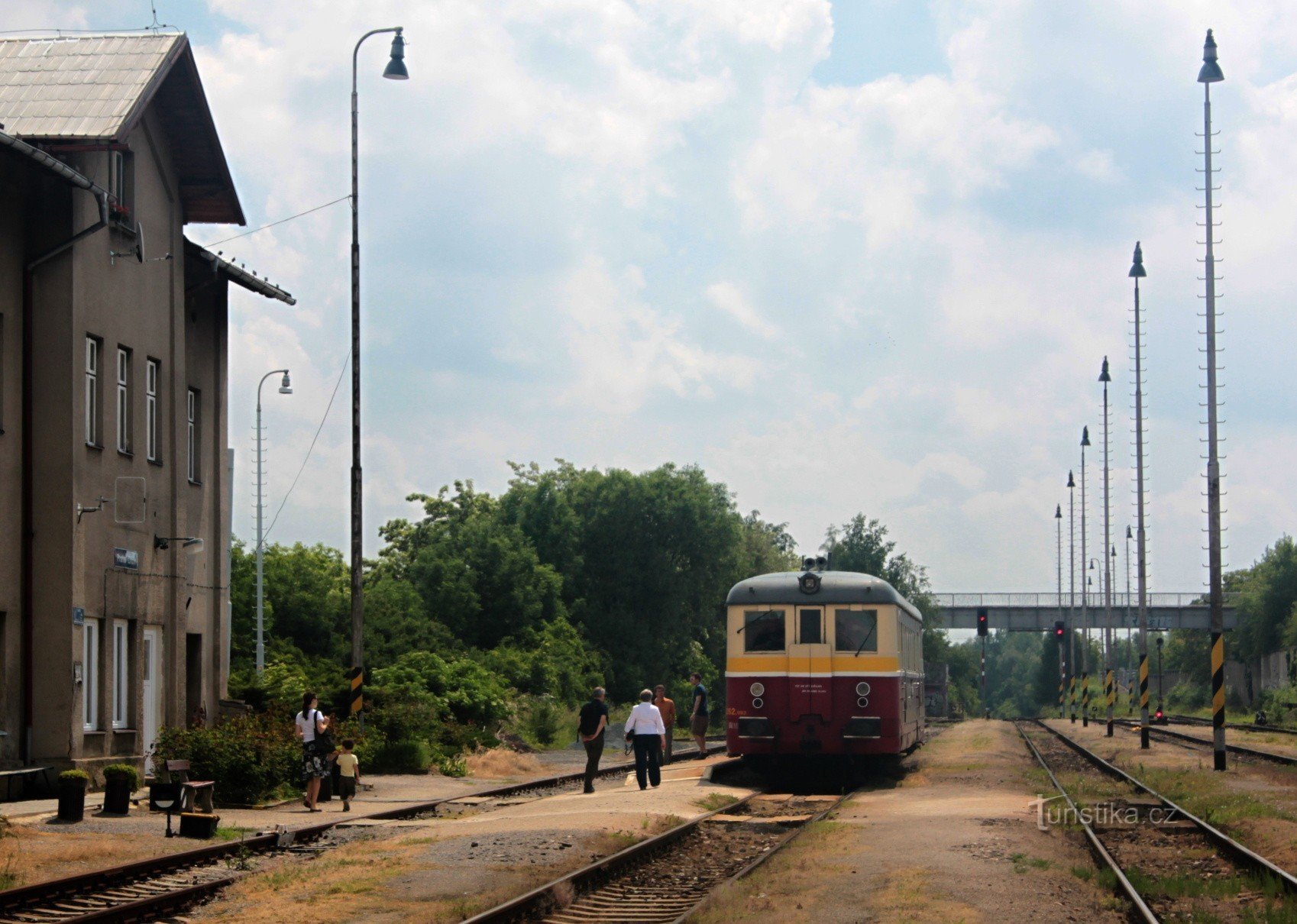 Wir fahren vom Bahnhof Zličín ab