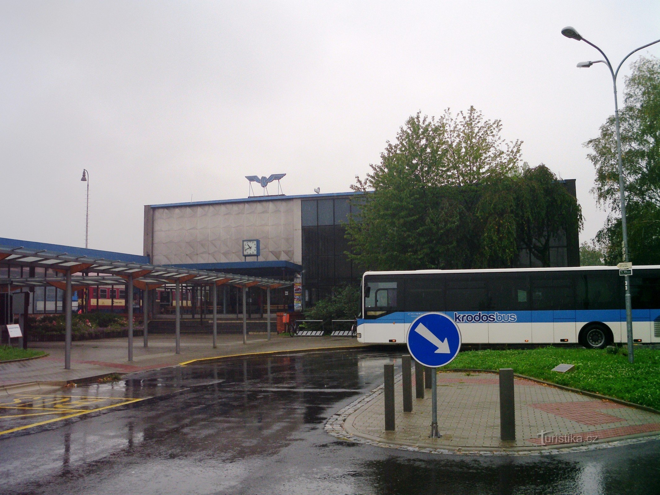 stationsgebouw vanaf de straat gezien