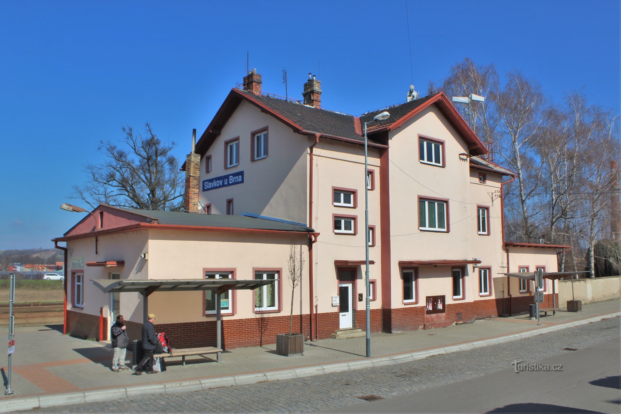 Zgrada postaje u Slavkovu kod Brna