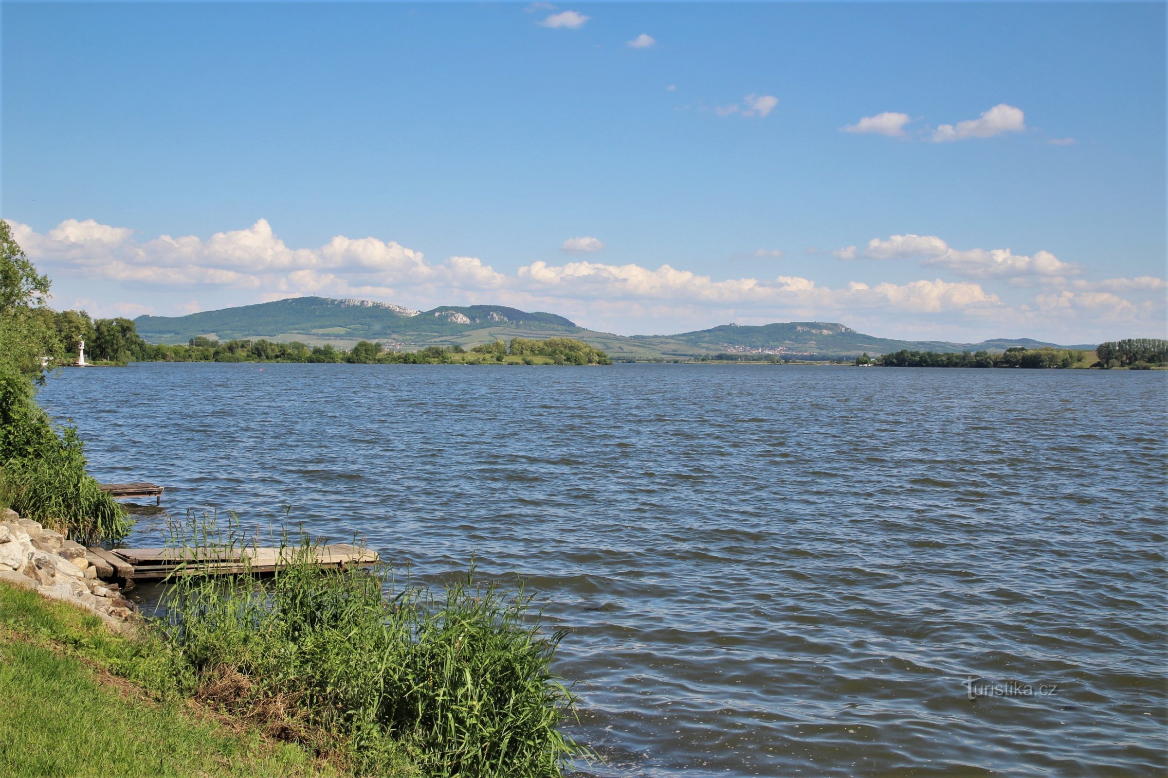 O reservatório de Pasohlávek com um panorama de Pálava