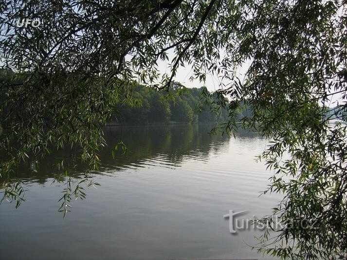 lacul de acumulare Pocheň lângă care se afla Castelul Vartnov