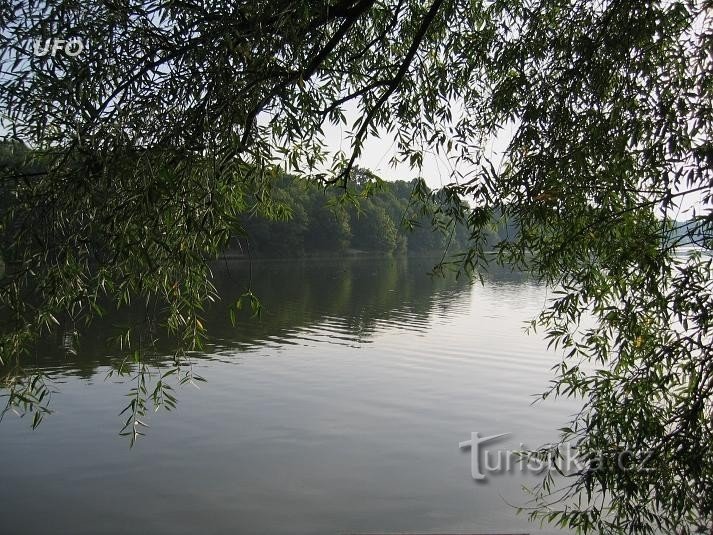 der Pocheň-Stausee, in dessen Nähe die Burg Vartnov stand