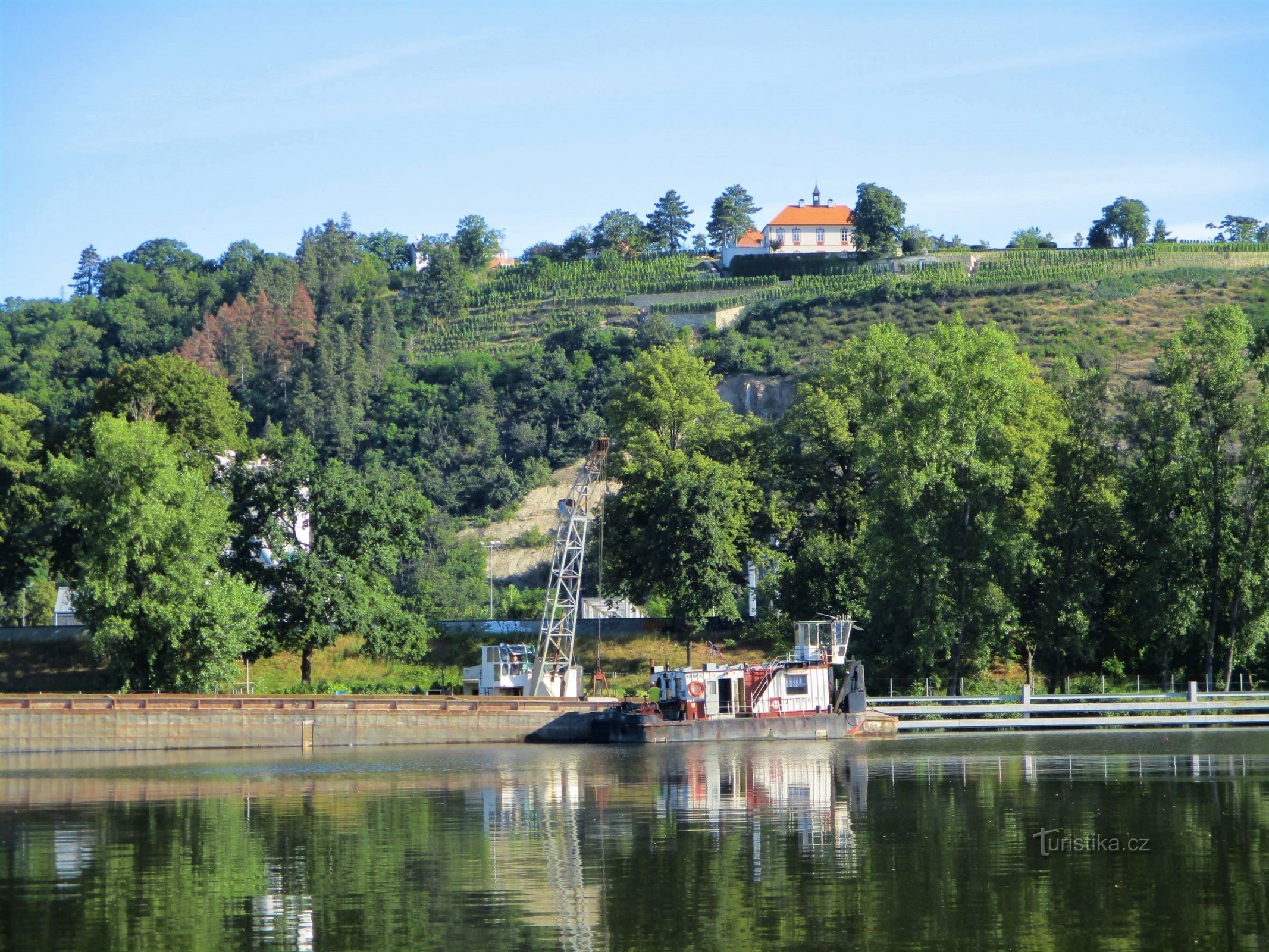 Moldau forbjerg med Jabloňka slot (Prag, 31.7.2020/XNUMX/XNUMX)