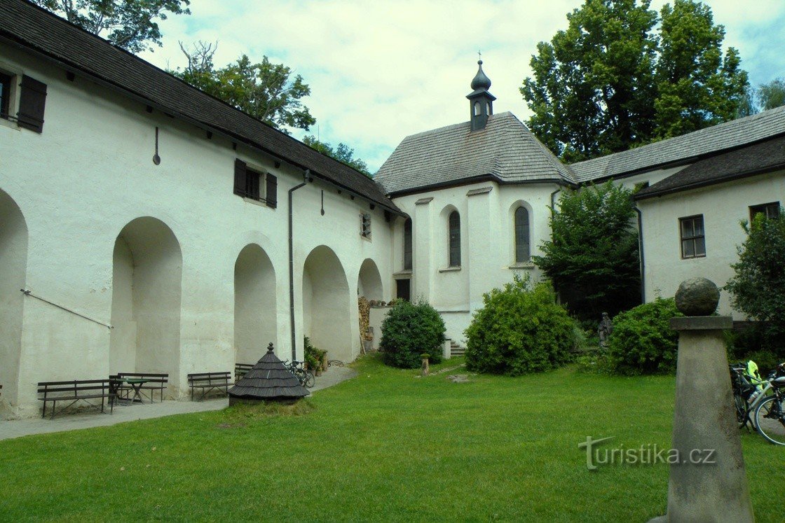Binnenplaats en kapel