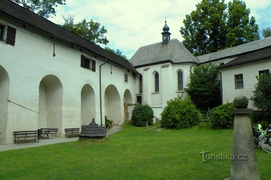 Patio y capilla