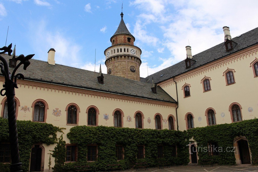 Sân và tháp lâu đài