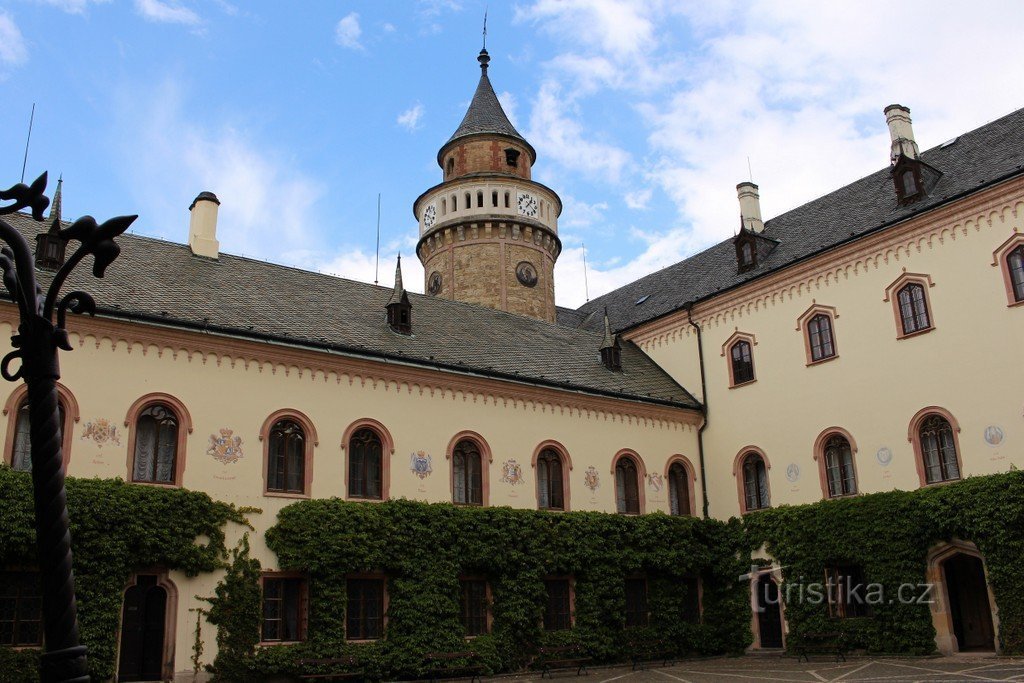 Cour et tour du château