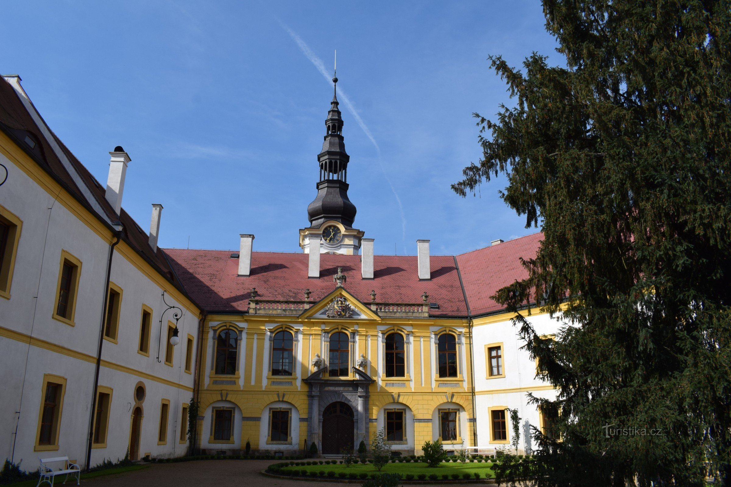 De binnenplaats van het kasteel van Déčín.